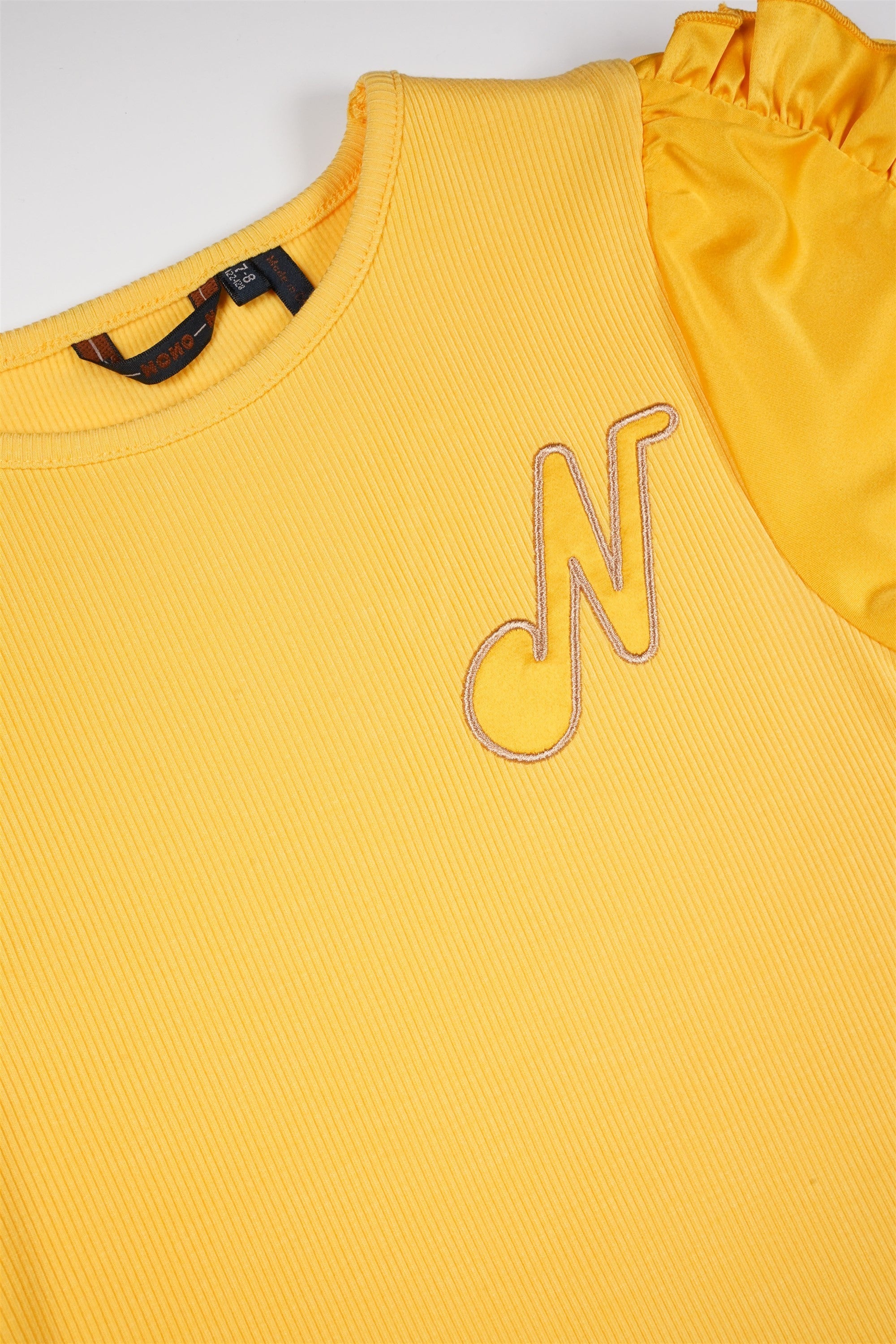 Kathleen Tshirt met frill op de mouw Abrikoos