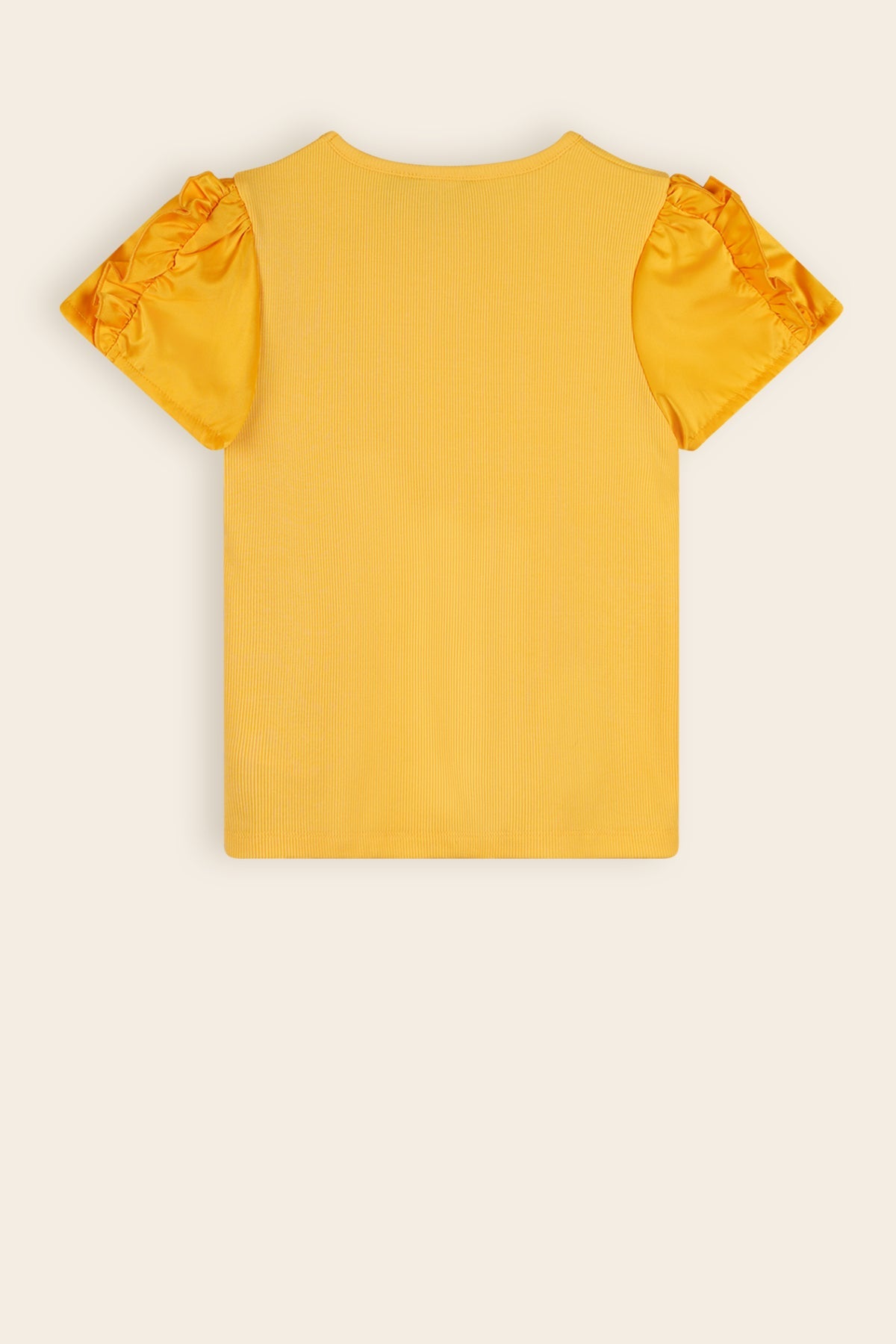 Kathleen Tshirt met frill op de mouw Abrikoos